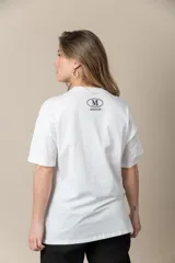 Remera de algodón gris con estampado de letra 'M' y detalle de cadena en el cuello, modelo recto de manga corta.