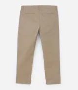 Pantalón de vestir color gris claro, de corte slim fit y largo cropped.