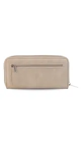 Billetera larga color beige, con solapa y broche a presión. Tiene un compartimento frontal con tarjeteros, visor y bolsillos, y un compartimento posterior con monedero con cierre, tarjeteros y bolsillos. Incluye un bolsillo trasero con cierre.