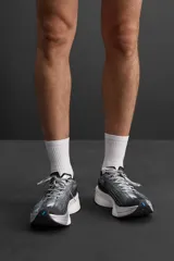 Zapatilla deportiva para correr largas distancias Zara Athleticz. Parte superior de tejido de punto transpirable, suela de TPE-A con placa de carbono interna y plantilla OrthoLite® extraíble.