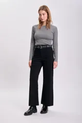 Pantalón jean ancho color negro, de corte recto y tiro alto.