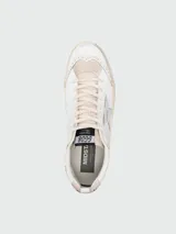 Zapatillas urbanas Golden Goose modelo Mid Star, de cuero color blanco con detalles en verde y estrella plateada. Suela con efecto envejecido.
