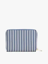 Billetera Tommy Hilfiger con diseño de rayas verticales azules y blancas, cierre de cremallera, múltiples ranuras interiores para tarjetas, dos compartimentos principales y un compartimento interior con cremallera.