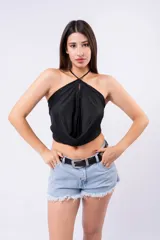 Short de jean celeste de tiro bajo, con roturas y terminación deshilachada en el ruedo.