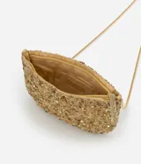 Cartera pequeña transversal color crema, cubierta de lentejuelas y cuentas. Tiene asa de cadena plateada y cierre de cremallera.