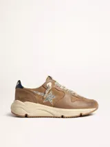 Zapatillas Golden Goose modelo Running Sole, color marrón con detalles en plateado y azul. Confeccionadas en cuero y gamuza, con cordones con letras y estrella plateada con glitter en el lateral.