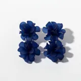 Aros colgantes con forma de flor en color azul marino.
