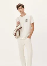 Camiseta beige de manga corta con estampa de hojas en el bolsillo.