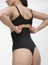 Colaless color beige con cintura alta tipo faja con cierre de ganchos frontal.