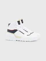 Zapatillas altas de cuero blanco con detalles en azul marino y rojo.