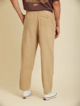 Pantalón de pana color caqui, de corte recto y tiro medio, con cintura elástica y bolsillos laterales.