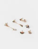 Set de tres pares de aros pasantes dorados con forma de frutas con strass de colores.