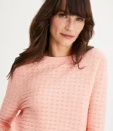 Sweater de punto color amarillo mostaza, con textura ondulada horizontal, cuello redondo y mangas largas.