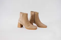 Botas cortas de cuero negro con cierre lateral y taco de madera.