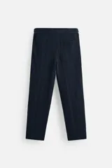 Pantalón azul marino de corte relaxed fit, confeccionado en tejido con mezcla de algodón. Presenta cintura elástica ajustable con cordón, bolsillos frontales y detalle de bolsillo trasero de plastrón.