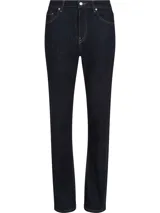Jeans de corte recto, color azul oscuro, con diseño de 5 bolsillos y detalles distintivos de Tommy Hilfiger.