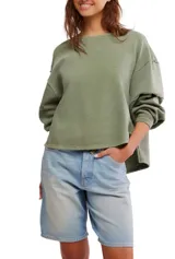 Camiseta de manga larga color verde oliva, con textura acanalada y silueta holgada extragrande. Presenta escote redondo, hombros caídos y puños anchos.