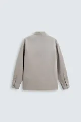 Camisa relaxed fit confeccionada en tejido con mezcla de algodón con tacto suave. Cuello solapa y manga larga acaba en puño con botón. Bolsillo plastrón en pecho. Cierre frontal de botonadura.