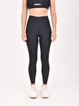 Calza negra de tiro alto.