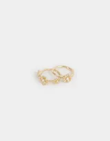 Set de dos anillos dorados con margaritas. Uno de los anillos tiene una margarita central con una perla y dos margaritas pequeñas a los lados. El otro anillo tiene una margarita central con una perla.