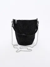 Cartera tipo bucket negra con tachas redondas en toda la superficie y cierre superior con cremallera. Tiene correa de mano y correa larga desmontable.