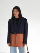 Blazer azul marino corto de lana con cuello solapa y mangas abullonadas.