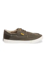 Zapato náutico marrón con cordones y suela blanca.