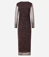 Vestido midi ajustado de tule color marrón con estampado de leopardo negro, cuello redondo y mangas largas transparentes.