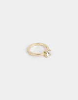 Anillo plateado con strass transparente engarzado.