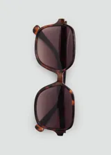 Lentes de sol cuadrados con montura de carey y lentes degradadas marrones.