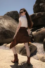 Parka de jean color azul con efecto desgastado, corte recto, cuello clásico, cierre frontal con botones, bolsillos laterales y en el pecho.