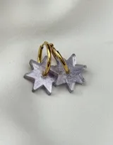 Par de aros colgantes con argolla dorada y dije de estrella de acrílico color lila.