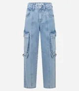 Pantalón de jeans celeste con corte recto, bolsillos laterales tipo cargo y cintura con trabillas.