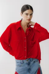 Camisa beige de terciopelo con cuello clásico, cierre frontal con botones, dos bolsillos de parche en el pecho y mangas largas con puños abotonados.