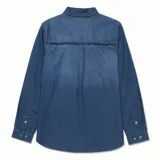 Camisa de denim azul de manga larga con cuello clásico, cierre frontal con botones y dos bolsillos con solapa en el pecho.