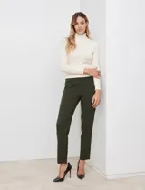 Pantalón recto de la marca Zac & Rachel, con bolsillos inclinados en la parte delantera y bolsillos ojal en la trasera.