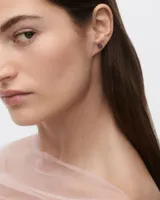 Aros pequeños con piedra amatista redonda irregular.