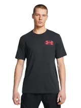 Remera negra de manga corta con cuello redondo y logo estampado en el pecho en color rojo.