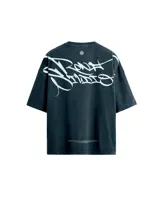 Remera negra de corte holgado con efecto desgastado y estampado de graffiti en la espalda.