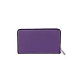 Billetera grande con cierre, color púrpura, con logo XL en el frente y herrajes plateados. Cuenta con 16 compartimentos y un bolsillo interno con cierre.