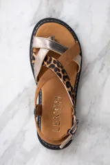Sandalia de cuero con plataforma, tiras cruzadas en animal print, dorado y marrón.