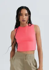 Musculosa corta color rosa, de corte ajustado y cuello redondo.