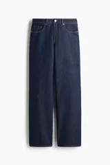 Pantalón jean de tiro alto, color azul oscuro, con corte holgado y pierna recta. Tiene cinco bolsillos y cierre con botón.