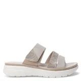 Sandalias bajas color beige con tiras de tela texturizada y detalles dorados.