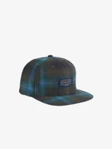 Gorra de béisbol con visera plana, confeccionada en lana a cuadros en tonos azul, verde y marrón. Presenta un parche con el logo de Pendleton en el frente y cierre ajustable en la parte posterior.