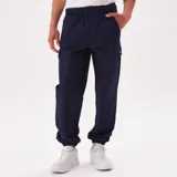 Pantalón cargo Wrangler modelo Alfie, color azul marino, con bolsillos laterales y corte recto.