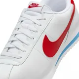 Zapatillas urbanas Nike Cortez color negro con detalles en blanco.