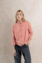 Polera de punto a rayas horizontales color celeste y blanco, de cuello alto y mangas largas.