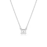 Colgante con cadena plateada y dije cuadrado con circonia blanca.