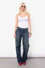 Body blanco de microfibra al cuerpo con tiras finas superpuestas en escote y espalda. Broches snap en entrepierna y elástico interno en contorno de tiro.